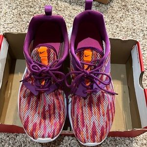 Nike tennis shoes size 7Y